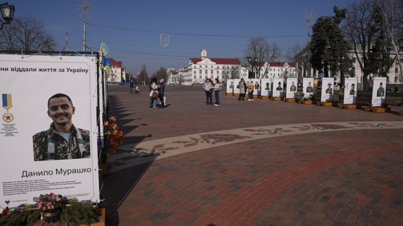 У Чернігові пропонують збільшити кількість стендів з фотографіями загиблих воїнів на "Алеї героїв"