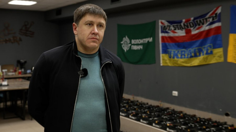 Чернігівські волонтери передали військовим 100 дронів та автівку, на які гроші зібрали завдяки донатам