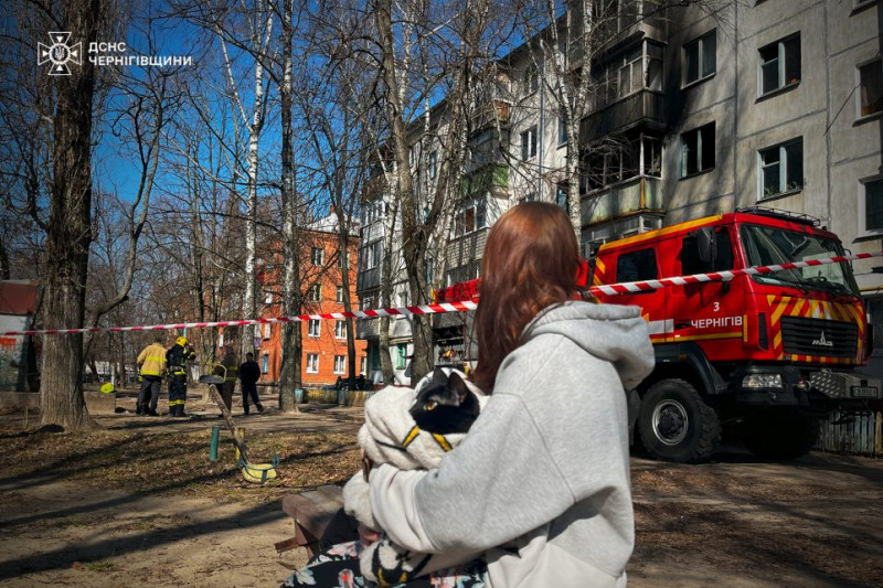 Квартира згоріла дотла: подробиці пожежі в багатоповерхівці в Чернігові (Відео, Фото)