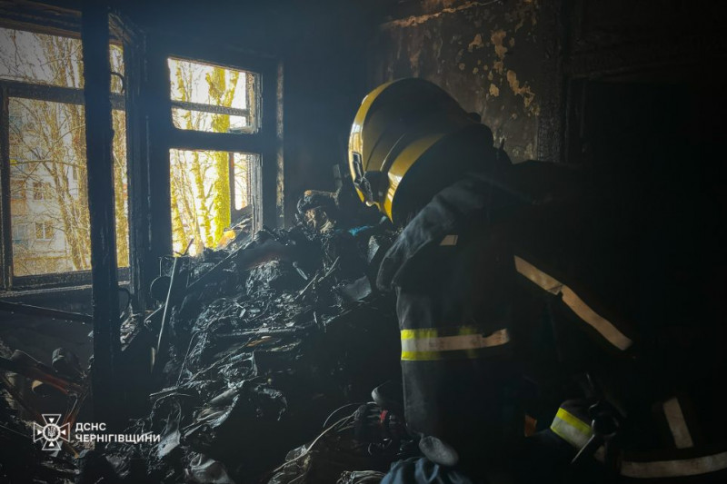 Квартира згоріла дотла: подробиці пожежі в багатоповерхівці в Чернігові (Відео, Фото)