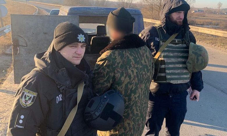 На Чернігівщині чоловік погрожував підірвати гранатою поліцейських (Фото)