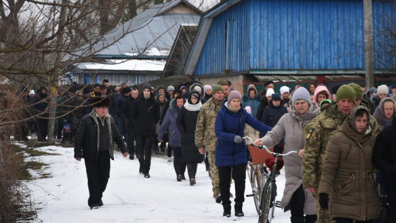 На Чернігівщині попрощалися із молодим захисником, життя якого трагічно обірвалося у рідному селі