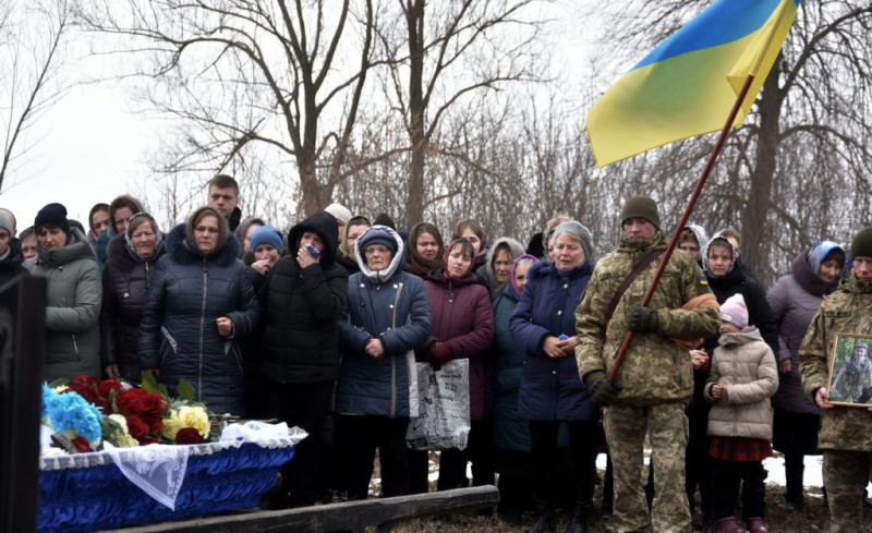 На Чернігівщині попрощалися із молодим захисником, життя якого трагічно обірвалося у рідному селі