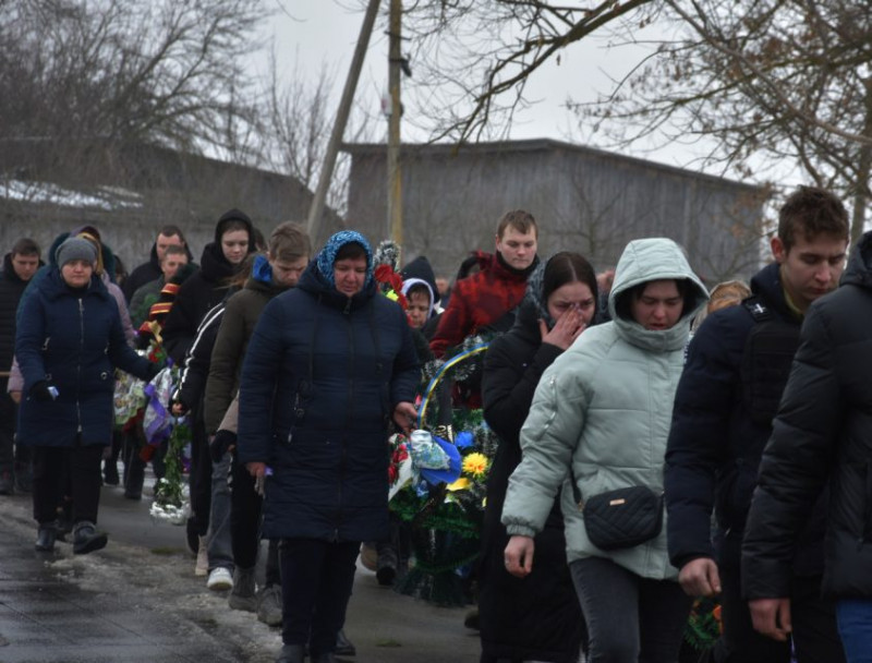 На Чернігівщині попрощалися із молодим захисником, життя якого трагічно обірвалося у рідному селі