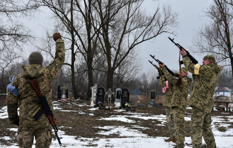 На Чернігівщині попрощалися із молодим захисником, життя якого трагічно обірвалося у рідному селі