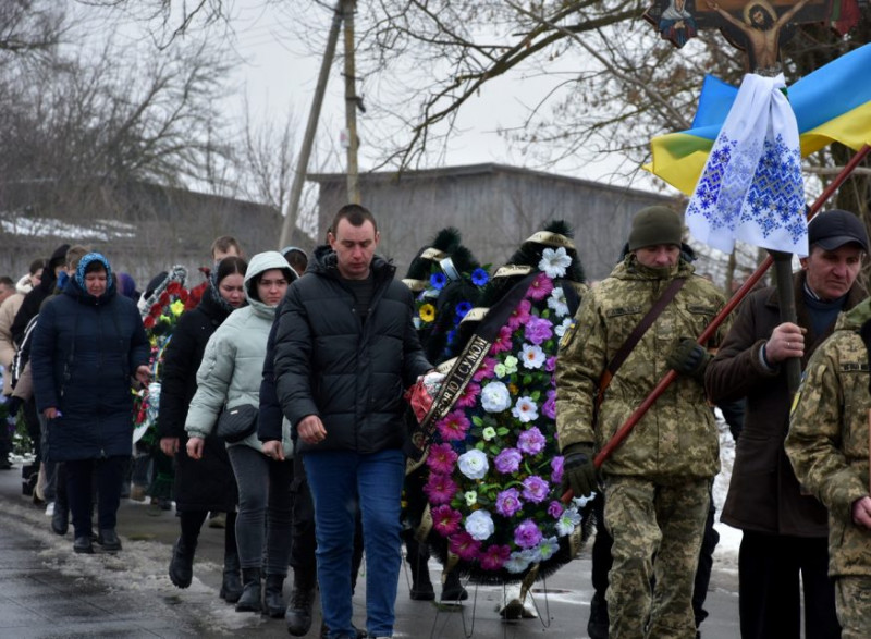 На Чернігівщині попрощалися із молодим захисником, життя якого трагічно обірвалося у рідному селі