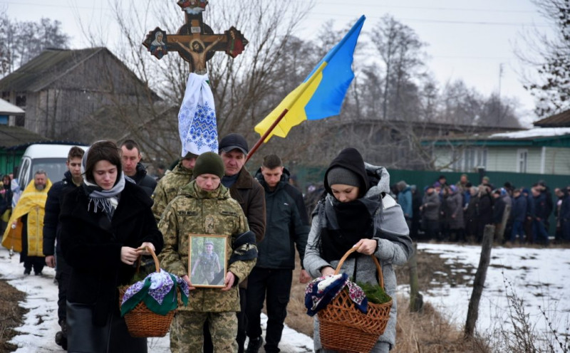 На Чернігівщині попрощалися із молодим захисником, життя якого трагічно обірвалося у рідному селі