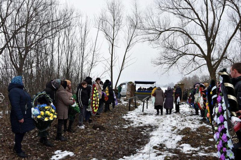 На Чернігівщині попрощалися із молодим захисником, життя якого трагічно обірвалося у рідному селі