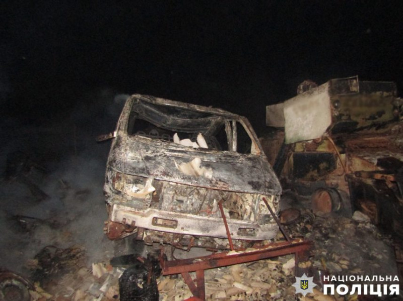 Полум’я перекинулося на сусідні тюки сіна: подробиці трагічної загибелі чоловіка під час спалювання сухої трави на Чернігівщині (Фото)