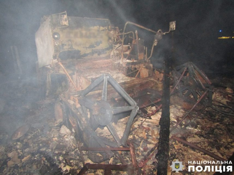 Полум’я перекинулося на сусідні тюки сіна: подробиці трагічної загибелі чоловіка під час спалювання сухої трави на Чернігівщині (Фото)