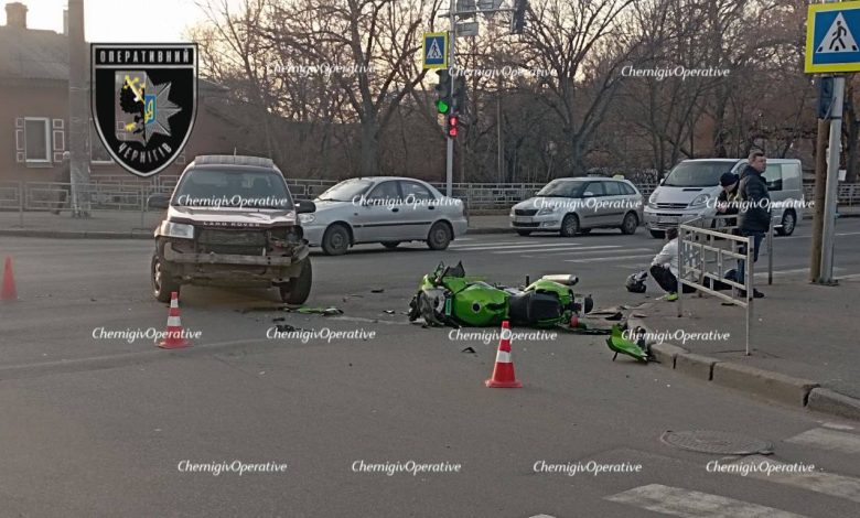 У Чернігові автівка збила мотоцикліста (Фотофакт)