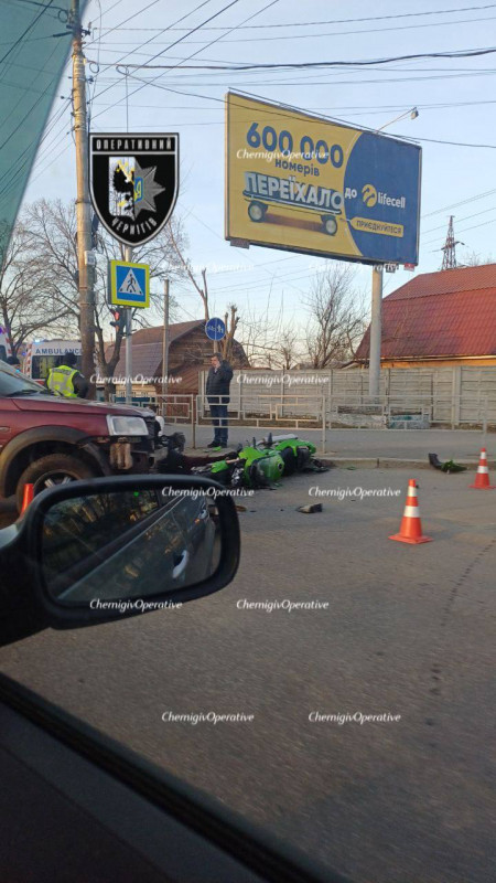 У Чернігові автівка збила мотоцикліста (Фотофакт)