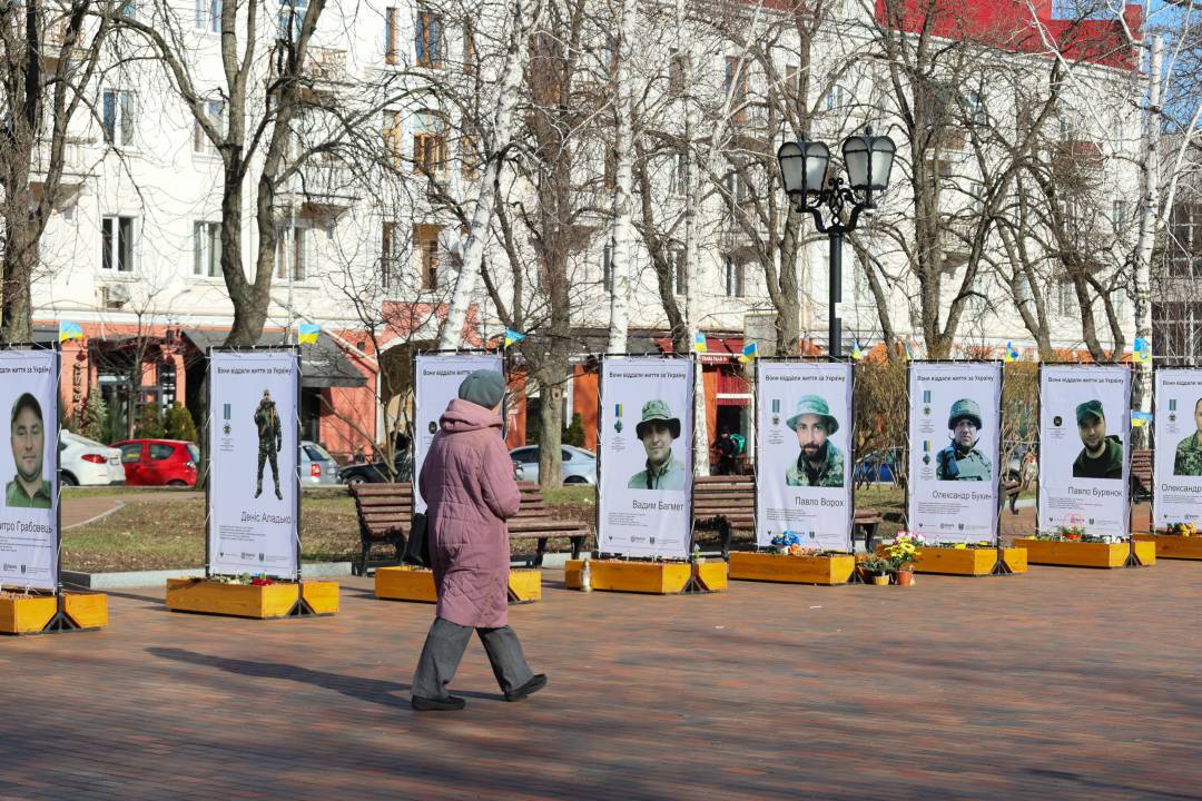 У Чернігові оновили фотовиставку пам’яті захисників