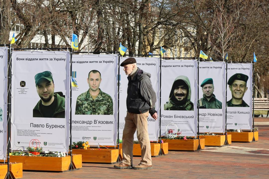 У Чернігові оновили фотовиставку пам’яті захисників