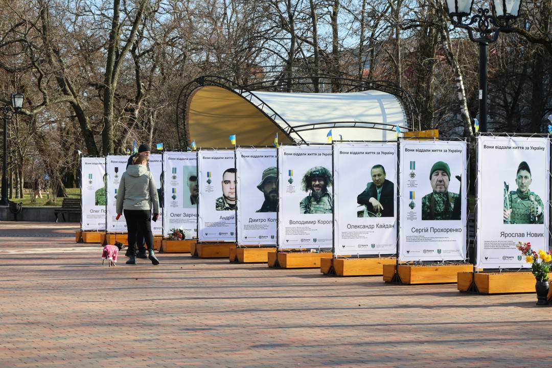 У Чернігові оновили фотовиставку пам’яті захисників