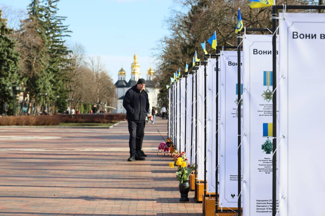 У Чернігові оновили фотовиставку пам’яті захисників