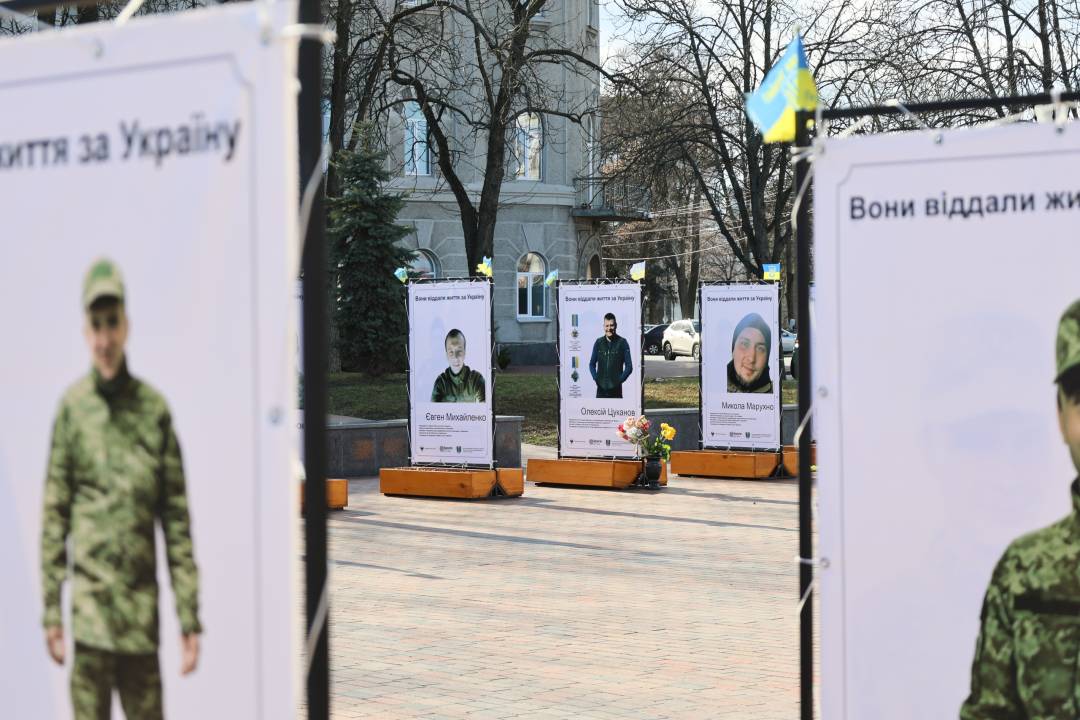 У Чернігові оновили фотовиставку пам’яті захисників