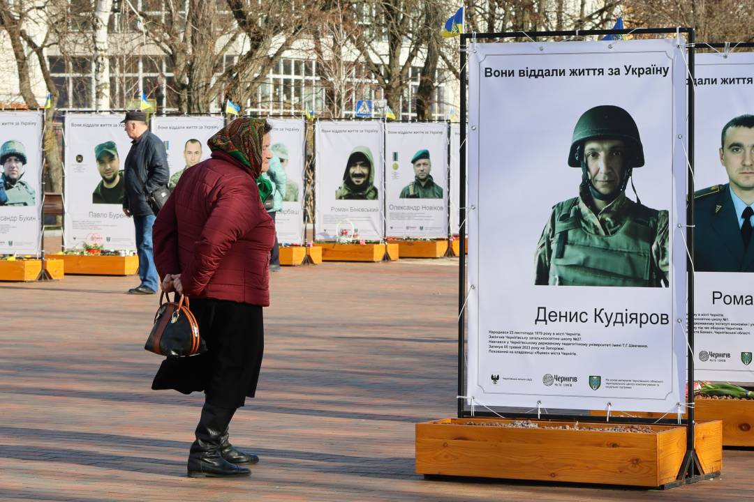 У Чернігові оновили фотовиставку пам’яті захисників