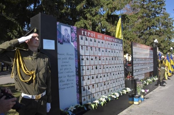 У Чернігові планують перенести з площі стелу, встановлену на честь загиблих Героїв