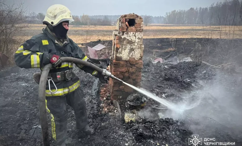 У селі на Чернігівщині через ворожий обстріл загорілися будівлі