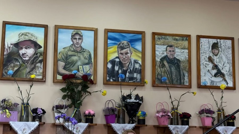 "Відчувала моменти їхньої загибелі": художниця з Чернігівщини подарувала будинку культури портрети бійців зі свого села