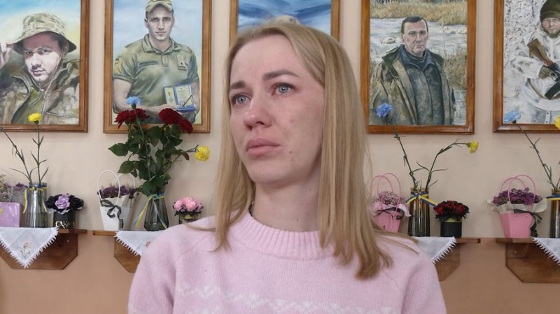 "Відчувала моменти їхньої загибелі": художниця з Чернігівщини подарувала будинку культури портрети бійців зі свого села