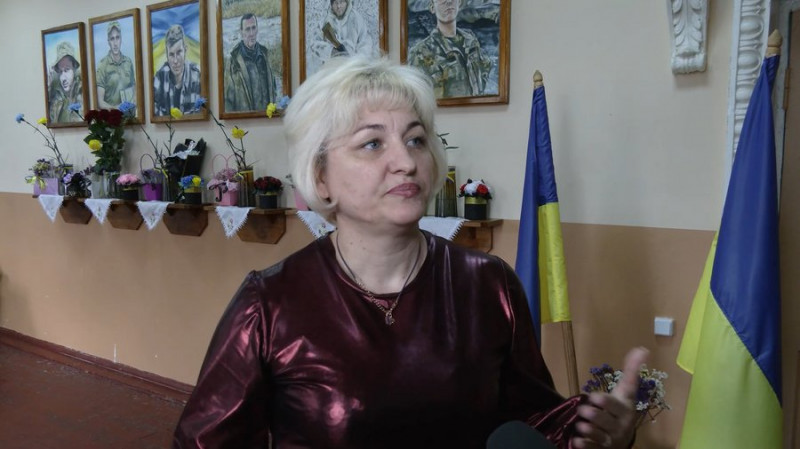"Відчувала моменти їхньої загибелі": художниця з Чернігівщини подарувала будинку культури портрети бійців зі свого села