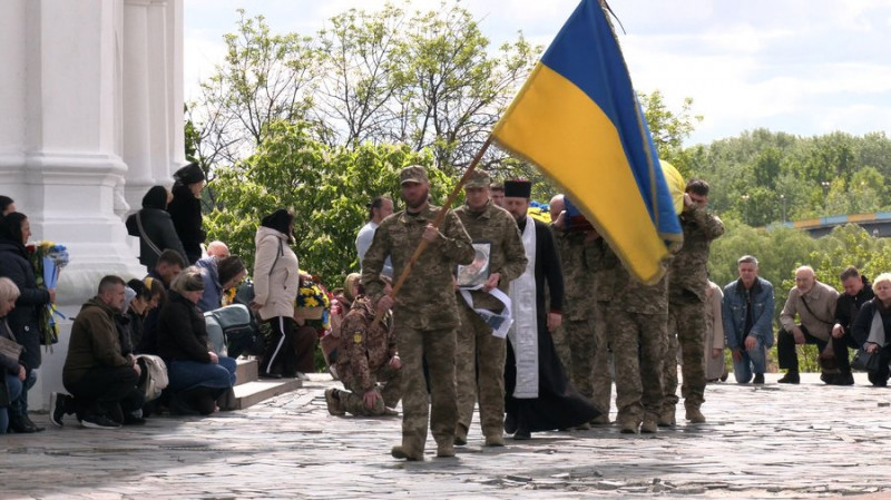 У Чернігові попрощалися з бійцем ЗСУ Віктором Войниковим, який у цивільному житті був художнім керівником театру танцю