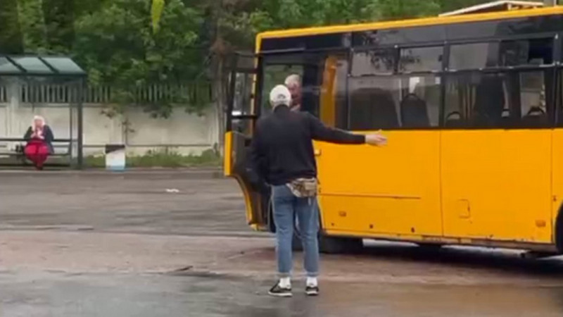 Водій чернігівської маршрутки, який вистрілив у хлопця з пневматичного пістолета, не працюватиме до завершення слідства