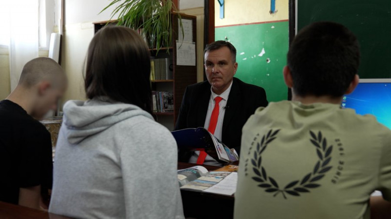 Закінчує 10-й клас у СІЗО: як організоване навчання неповнолітніх у Чернігівському слідчому ізоляторі