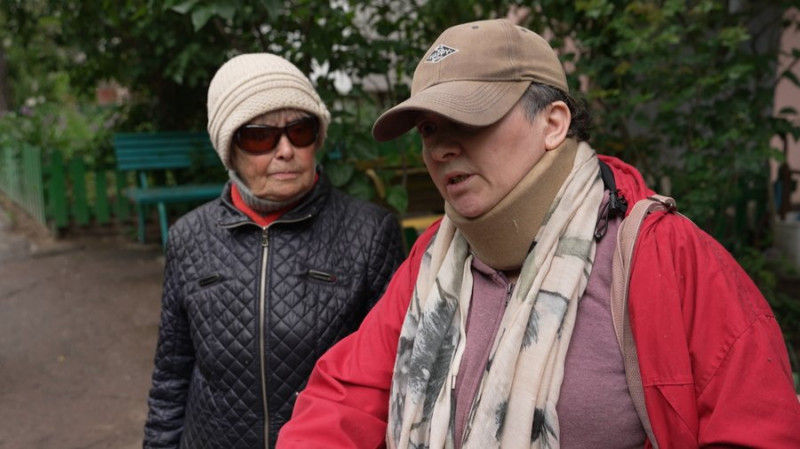 Бив сусідку, погрожує, виламує двері, вигукує проросійські гасла: мешканець багатоповерхівки в Чернігові залякує сусідів