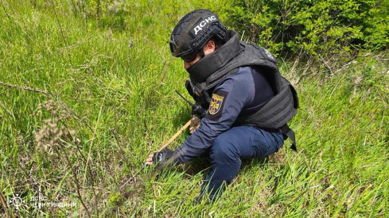 На Чернігівщині сапери ДСНС виявили та знищили 5 боєприпасів від РСЗВ "Ураган"