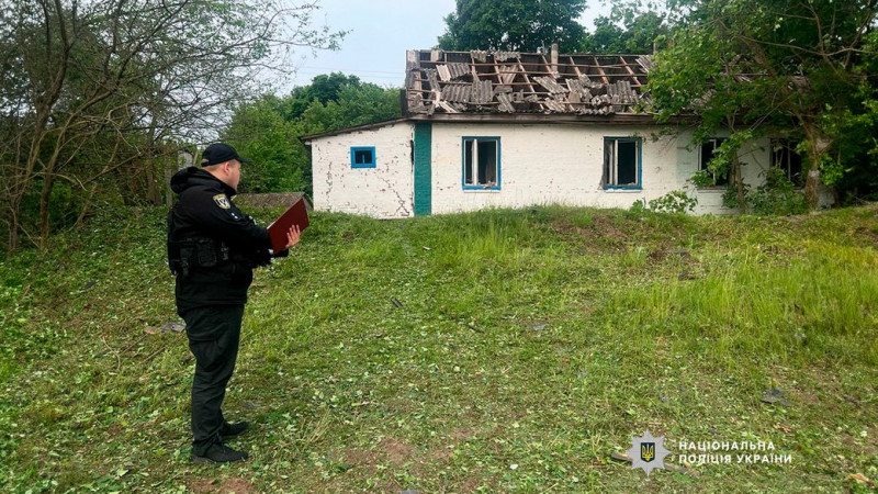 Зруйнований дах, повилітали вікна: подробиці російської атаки села в Прилуцькому районі