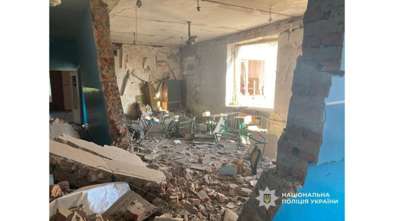 На прикордонні Чернігівщини пошкоджена школа: армія РФ спрямувала кілька ударних безпілотників на цивільні об’єкти