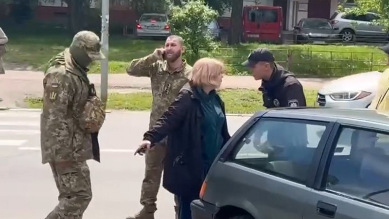 Чоловіку, який у Чернігові під час перевірки документів наїхав на ногу військовослужбовця ТЦК, оголосили про підозру