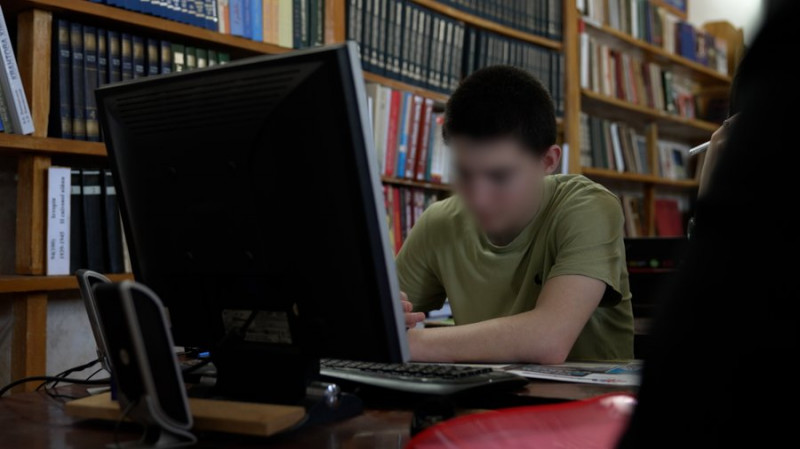 Закінчує 10-й клас у СІЗО: як організоване навчання неповнолітніх у Чернігівському слідчому ізоляторі