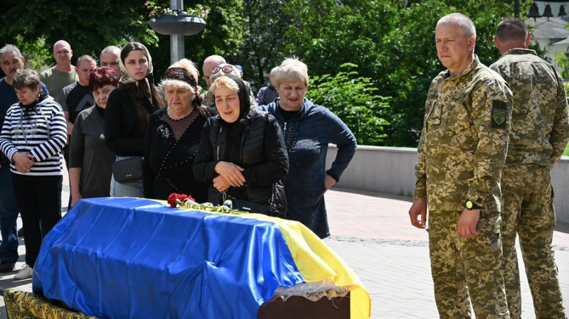На Чернігівщині поховали військових Василя Вертюченка, Владислава Добрелю та Сергія Гурбика