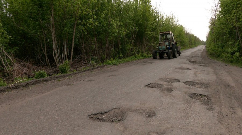 Дітей захитує у шкільному автобусі, а перевізник каже про скорочення маршрутів: який стан доріг на Чернігівщині