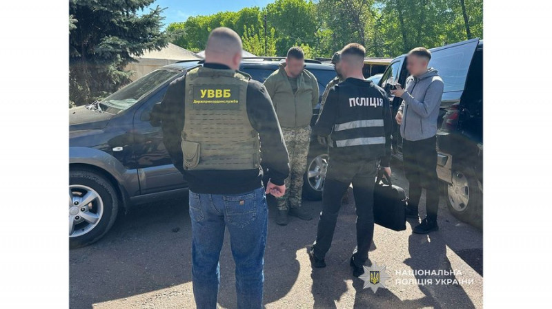Обіцяв за 1300 доларів зняти військовозобов'язаного з розшуку: на Чернігівщині працівника ТЦК підозрюють у хабарництві