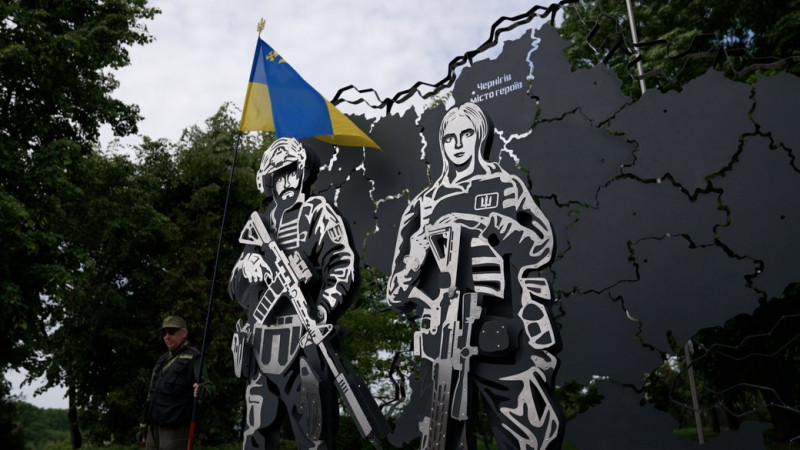 У Носівці на Чернігівщині попрощалися з загиблим бійцем Володимиром Бойком