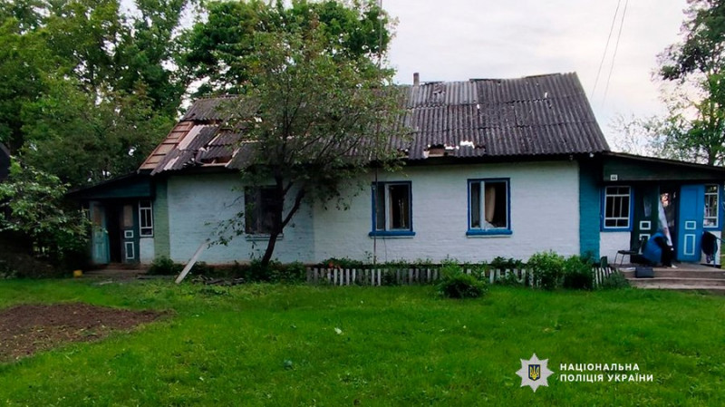 Зруйнований дах, повилітали вікна: подробиці російської атаки села в Прилуцькому районі