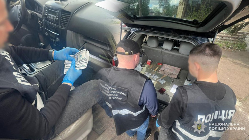Обіцяв за 1300 доларів зняти військовозобов'язаного з розшуку: на Чернігівщині працівника ТЦК підозрюють у хабарництві