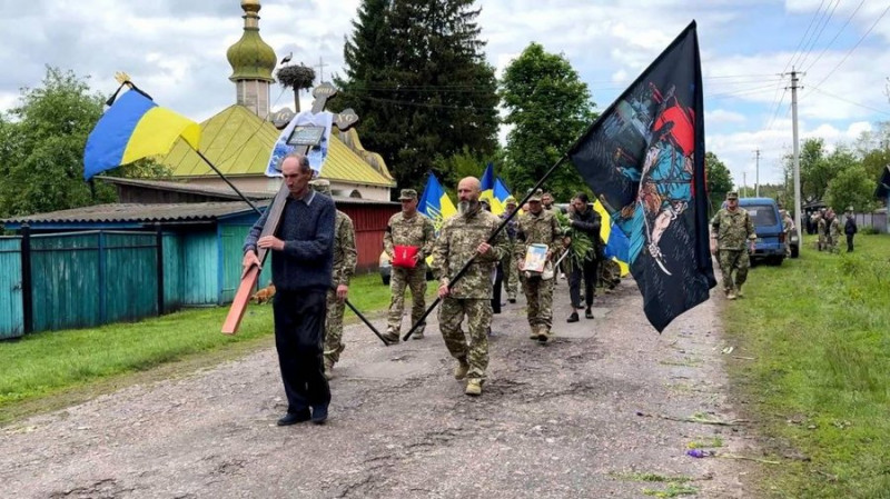 На Чернігівщині провели в останню путь трьох бійців: Юрія Костіва, Олександра Супруненка та Сергія Тюпу