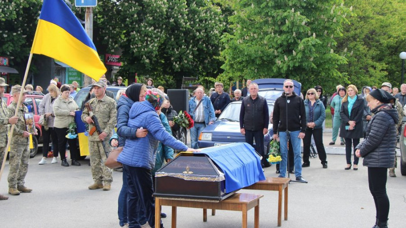 У Сновській громаді на Чернігівщині в останню путь провели бійця Михайла Циганка