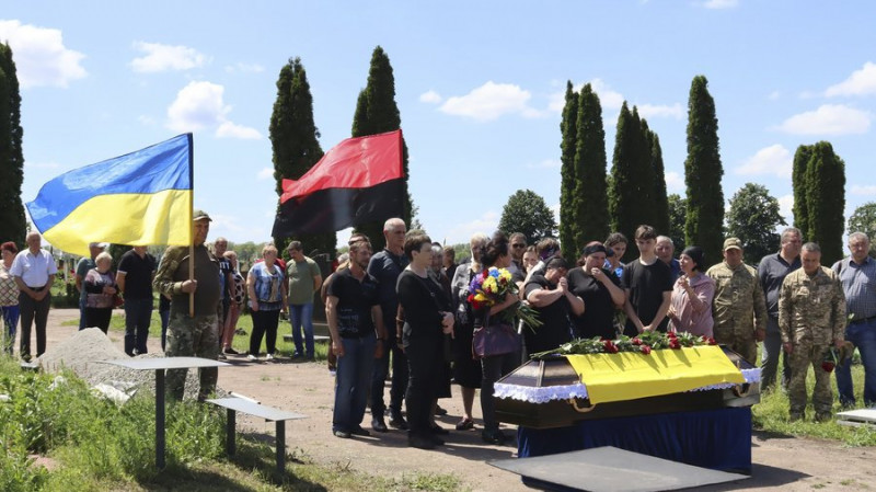 На Чернігівщині поховали військових Василя Вертюченка, Владислава Добрелю та Сергія Гурбика