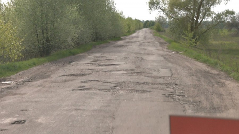 Дітей захитує у шкільному автобусі, а перевізник каже про скорочення маршрутів: який стан доріг на Чернігівщині