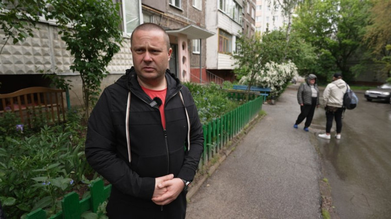 Бив сусідку, погрожує, виламує двері, вигукує проросійські гасла: мешканець багатоповерхівки в Чернігові залякує сусідів
