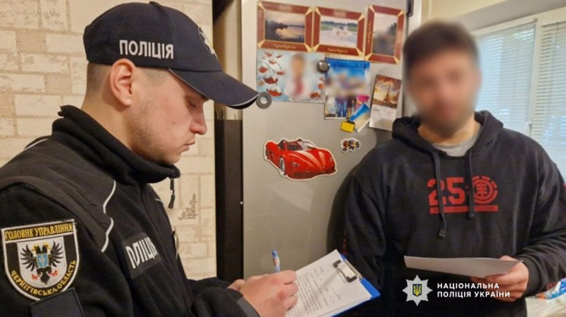 Чоловіку, який у Чернігові під час перевірки документів наїхав на ногу військовослужбовця ТЦК, оголосили про підозру