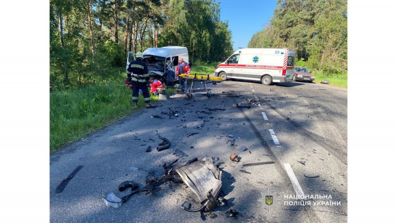 Поблизу села Нова Басань на Чернігівщині, внаслідок аварії травмувалися четверо людей
