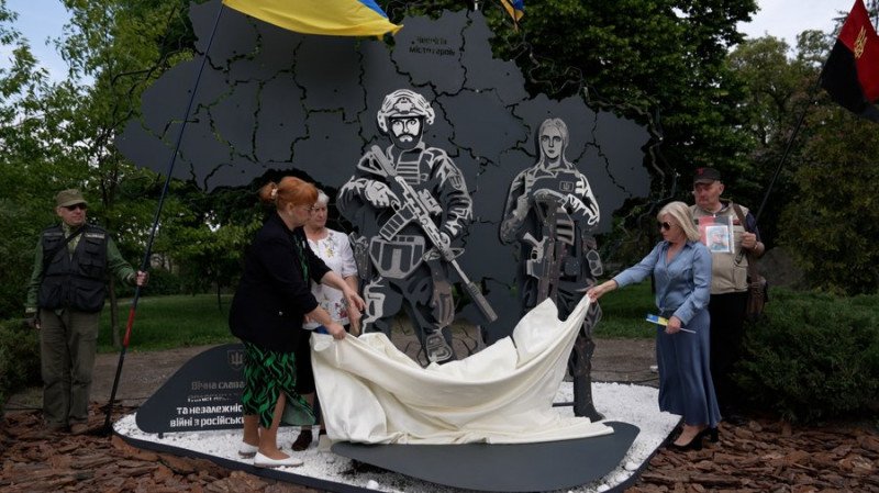 Пам'ятний знак на честь воїнів, які загинули у російсько-українській війні, відкрили у Чернігові